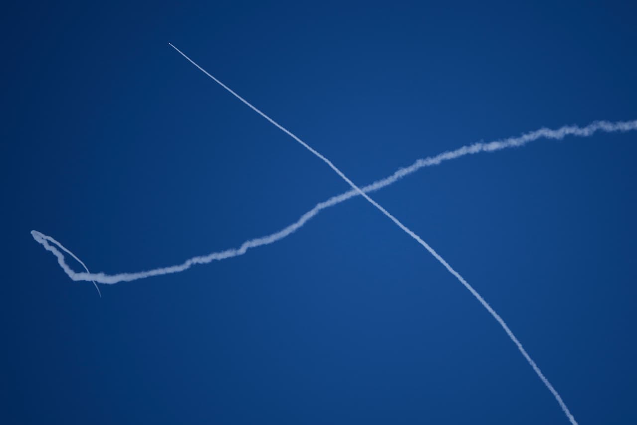 Televisión estatal de Irán denuncia bombardeo de fuerzas de EEUA e Israel 