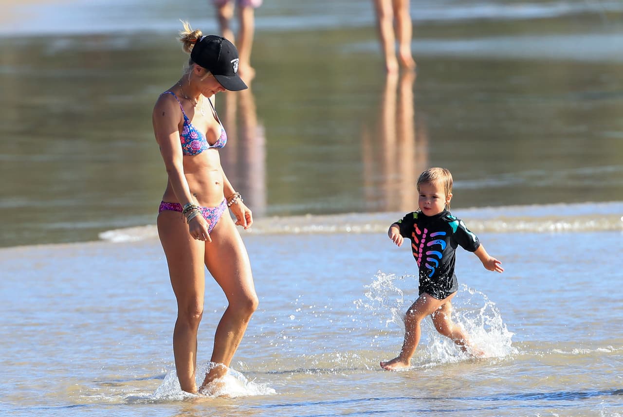 Photo © 2017 Splash News/The Grosby Group EXCLUSIVE Australia, March 08, 2017 Australian actor Chris Hemsworth and his wife Elsa Pataky enjoy an afternoon at the beach with their twin sons in Byron Bay, Australia.