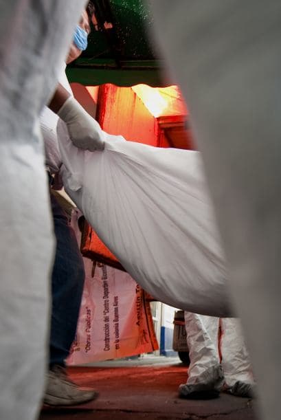 En tanto, los cadáveres desenterrados de fosas clandestinas en Durango (norte) llegaron a 104 después de que fueran encontrados ocho cuerpos, informó la fiscalía estatal.