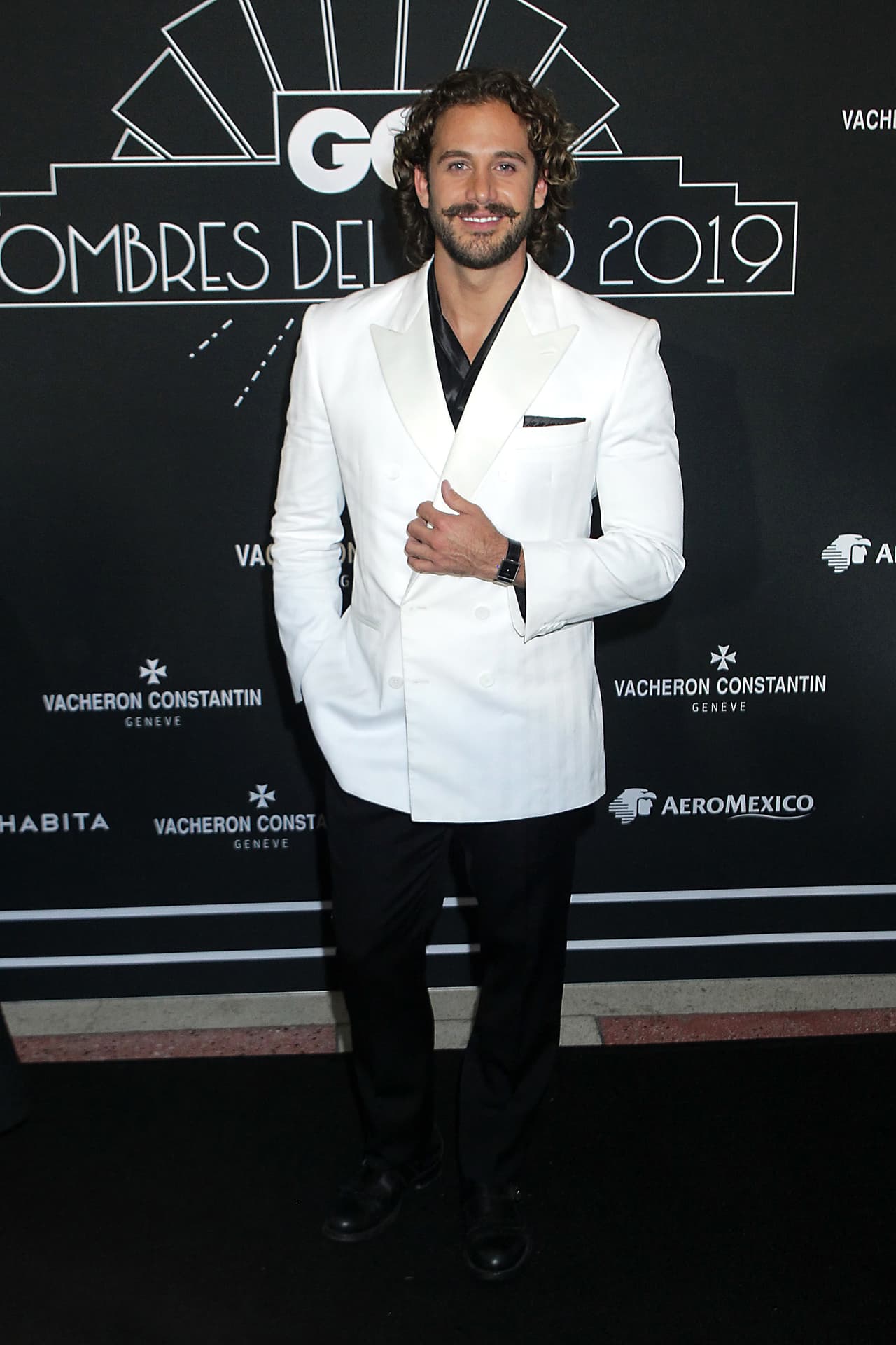 El actor, nervioso, señaló: "Se dijo que tú me habías pedido, y evidentemente nunca te acercaste a decirme eso. Y siempre se ha dicho en broma, y de amistad, de cuates. Simplemente se llevó al lugar de que tú me pediste y yo te negué eso y creo que eso fue súper fuera de contexto".