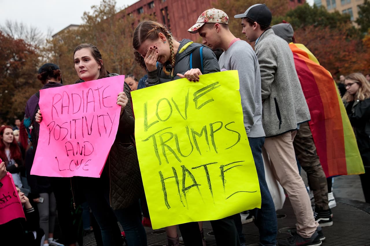 Entrada la tarde del miércoles, las lágrimas seguían corriendo por los rostros de quienes confiaban en el triunfo de Hillary Clinton.