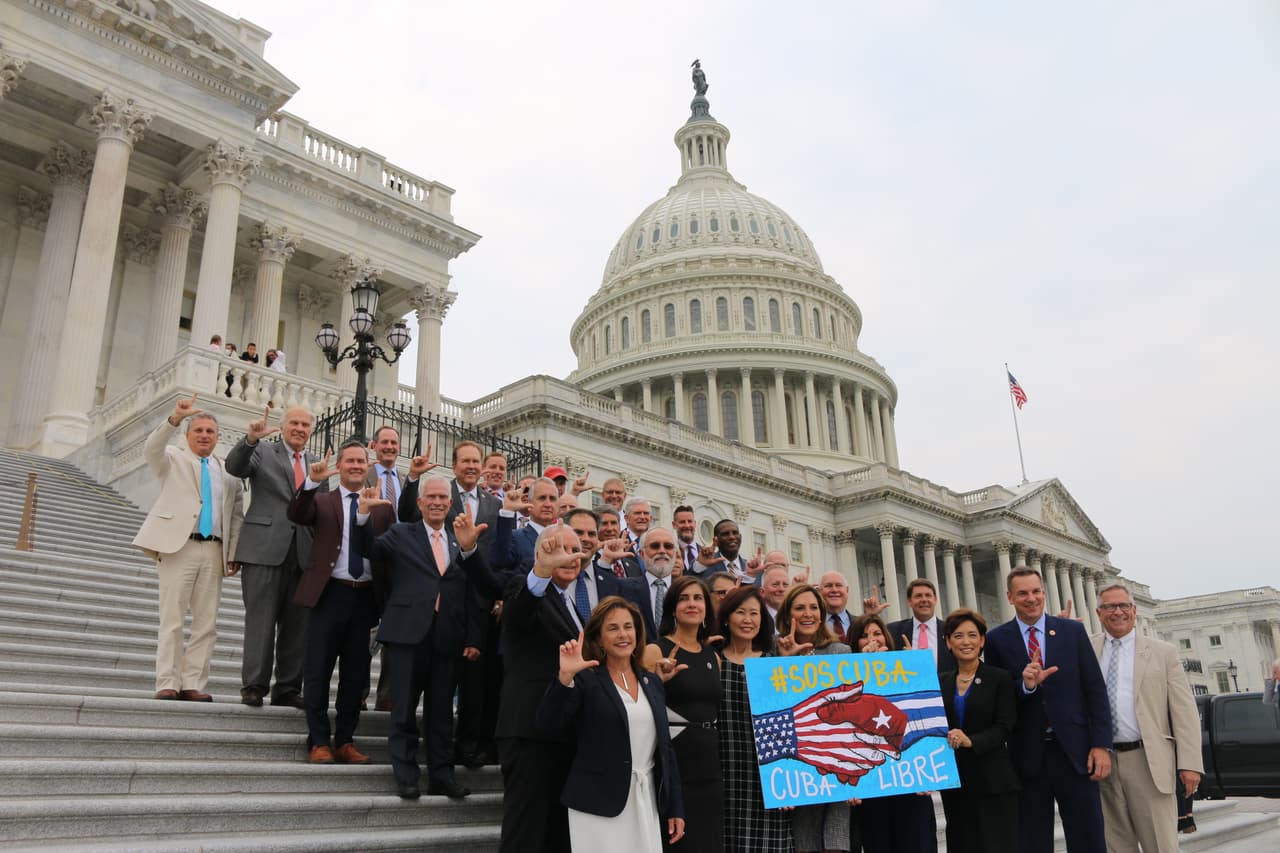 “Queremos exigirle que se levante y sea un líder por la libertad en Cuba”: Maria Elvira Salazar a Biden