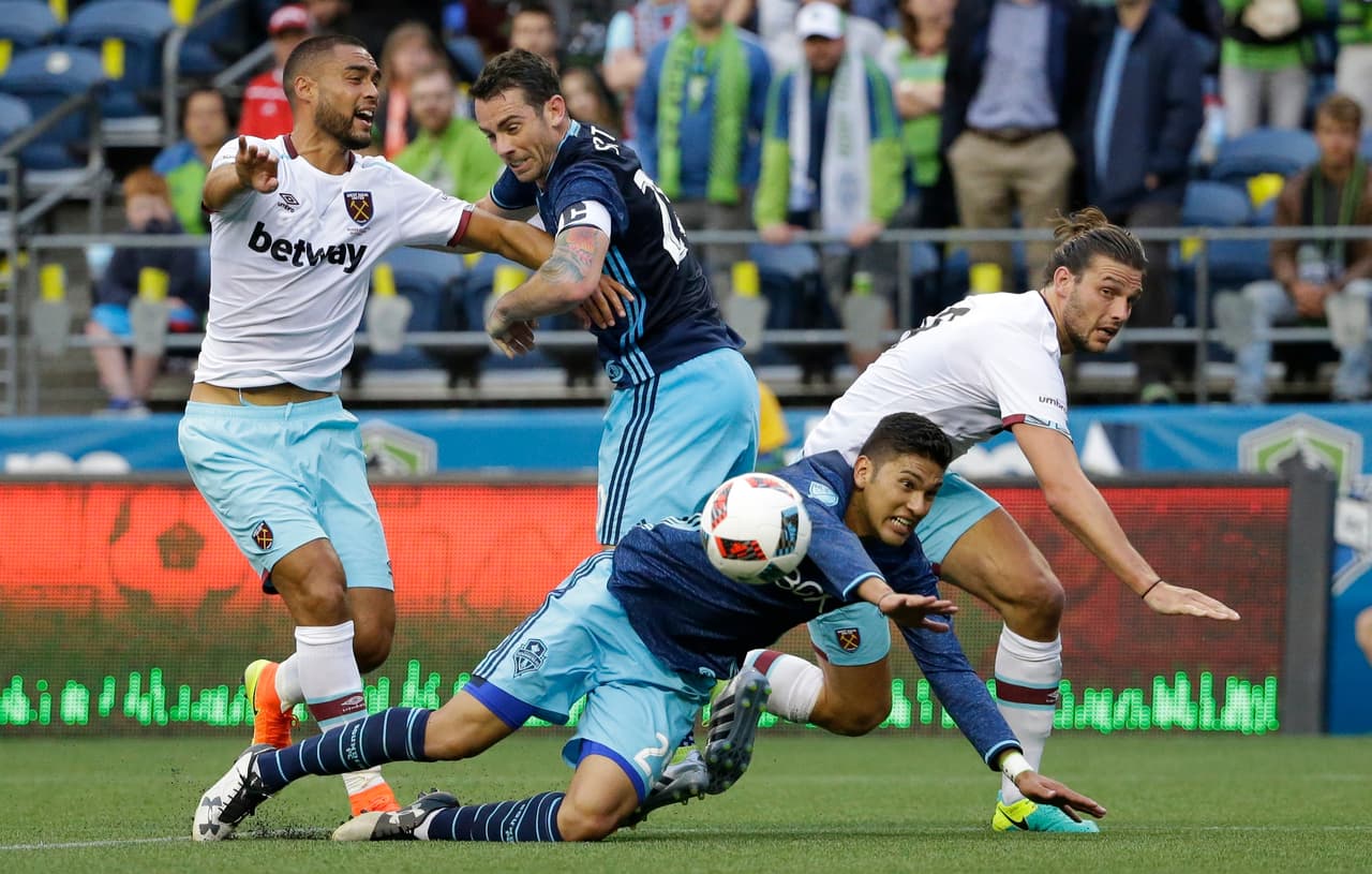 Sin embargo, su camino no ha sido fácil en la MLS y apenas debutó el 1 de abril de 2017 contra Atlanta United. En noviembre del 2018 terminó su contrato con Seattle Sounders.