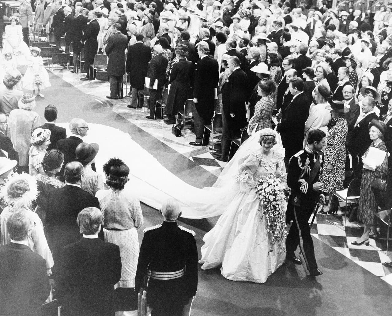 El traje llevaba unas 10,000 perlas y fue combinado con una tiara que era una reliquia de la familia Spencer del siglo XVIII. Los comentaristas de la época se referían al vestido como el "secreto mejor guardado de la historia de la moda", por la imposibilidad de conocer detalles del mismo antes de la ceremonia.