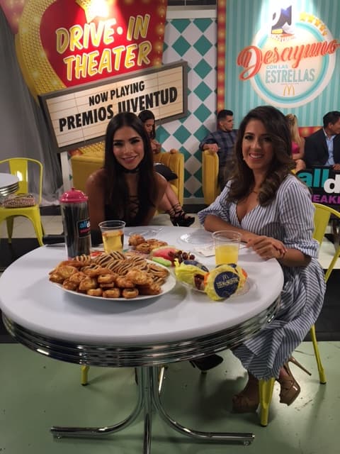 Las chicas decidieron comenzar el día con nutritiva fruta y juguito para llenarse de energía.