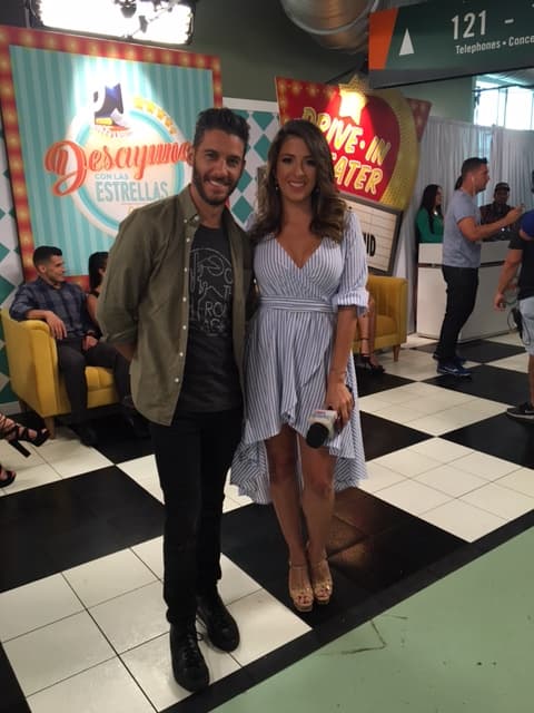 Este bomboncito se despertó muy, muy temprano para el ensayo.