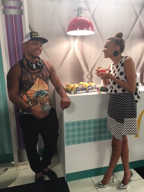 ¿Grandes amigos? Leslie Grace andaba muy conversadora.