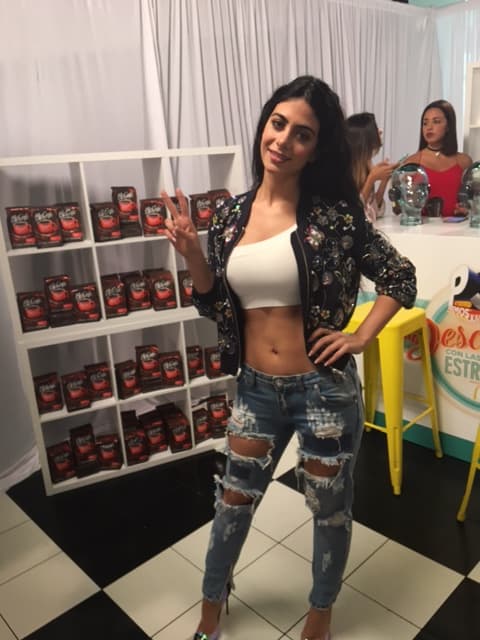 Miren a quien nos encontramos casi lista para salir al aire, a Emeraude Toubia.