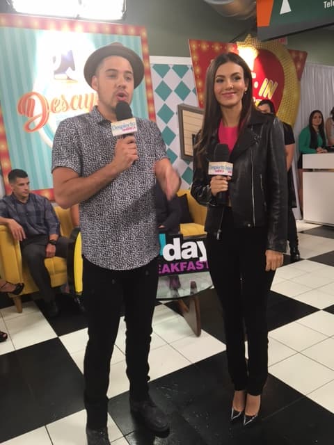 Victoria Justice es otra de la bellas invitadas a la gran fiesta.