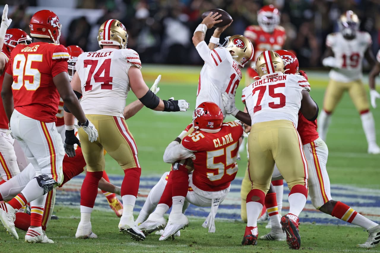 Así presionaron a Jimmy Garoppolo en una de sus últimas oportunidades.