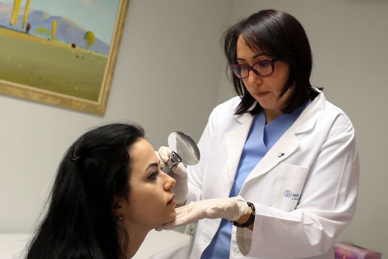 <b>¿Qué causa la culebrilla?</b> El
<a href="https://medlineplus.gov/spanish/ency/article/000858.htm">herpes zóster</a>, el mismo virus responsable de la varicela, que es capaz de permanecer latente en nuestro cuerpo por muchos años, hasta que algún evento lo reactiva. Cuando esto ocurre, ataca los ganglios y los nervios periféricos. Los CDC estiman que
<a href="https://www.cdc.gov/spanish/especialescdc/culebrilla/index.html">casi una de cada tres personas la tendrá en algún momento de su vida</a>.