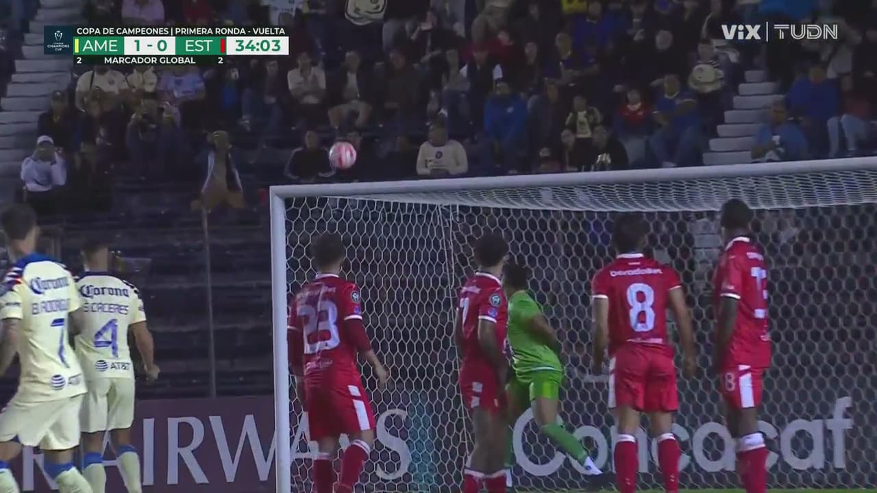 ¡Metal! Brian le pega y el travesaño rechaza el balón