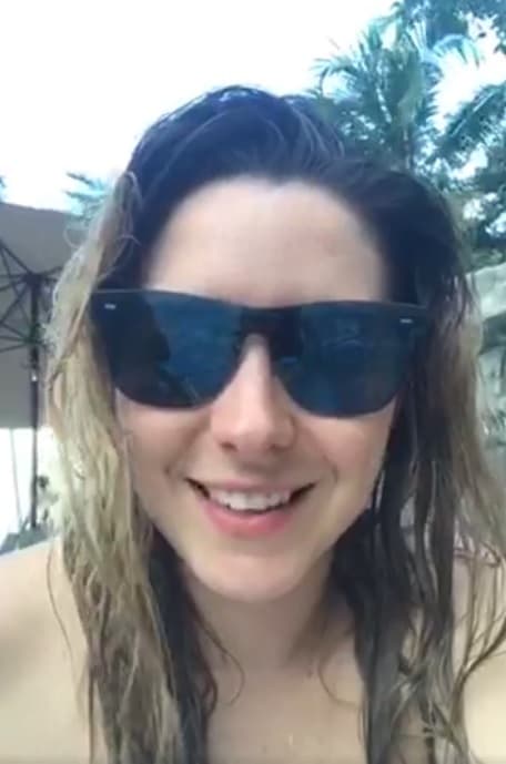 Después de unos minutos, Ariadne tomó prestados los lentes de Marcus para que no se le vieran más los ojos hinchados por nadar tanto.