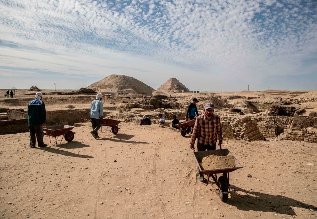 Durante la presentación oficial de los hallazgos, el equipo de trabajo continuaba excavando en el sitio arqueológico.