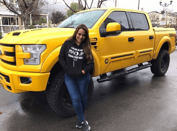 'El Toro del Corrido' también ha llenado de múltiples detalles a su esposa, como esta camioneta 4x4 que le obsequió.