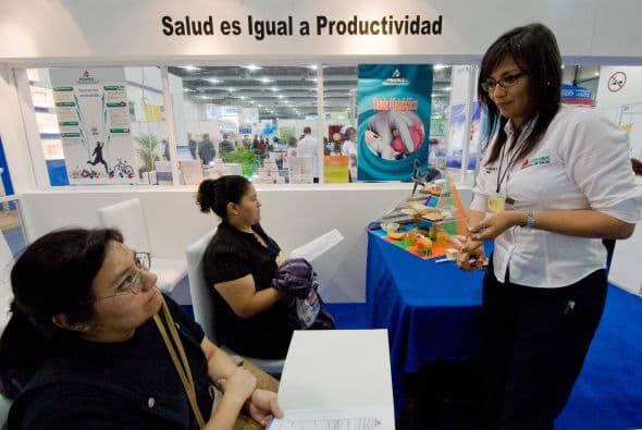 La obesidad se mide a través del Índice de Masa Corporal, el cual resulta de dividir el peso entre la talla al cuadrado. Si el índice es mayor a 30, se tiene obesidad; si es de entre 25 y 29.9, hay sobrepeso.