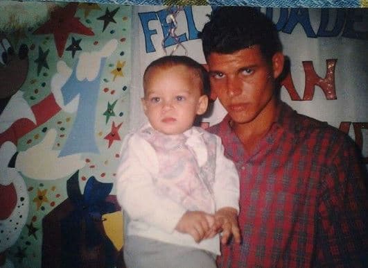 Junto a su familia, Brian celebrando uno de sus cumpleaños.