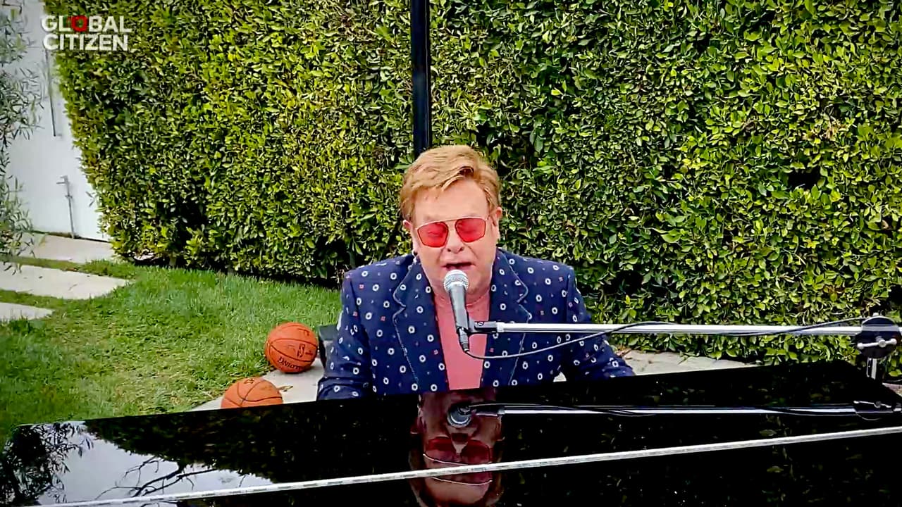 Sir Elton John sacó un piano de cola a la cancha de baloncesto de su casa y desde ahí interpretó el clásico 'I'm still standing'.