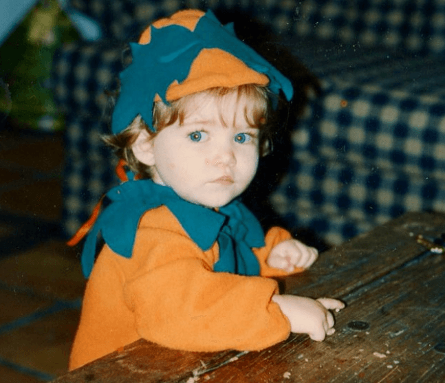 Su nombre completo es Úrsula Sofía Reyes Piñeyro y nació el 25 de diciembre de 1995.