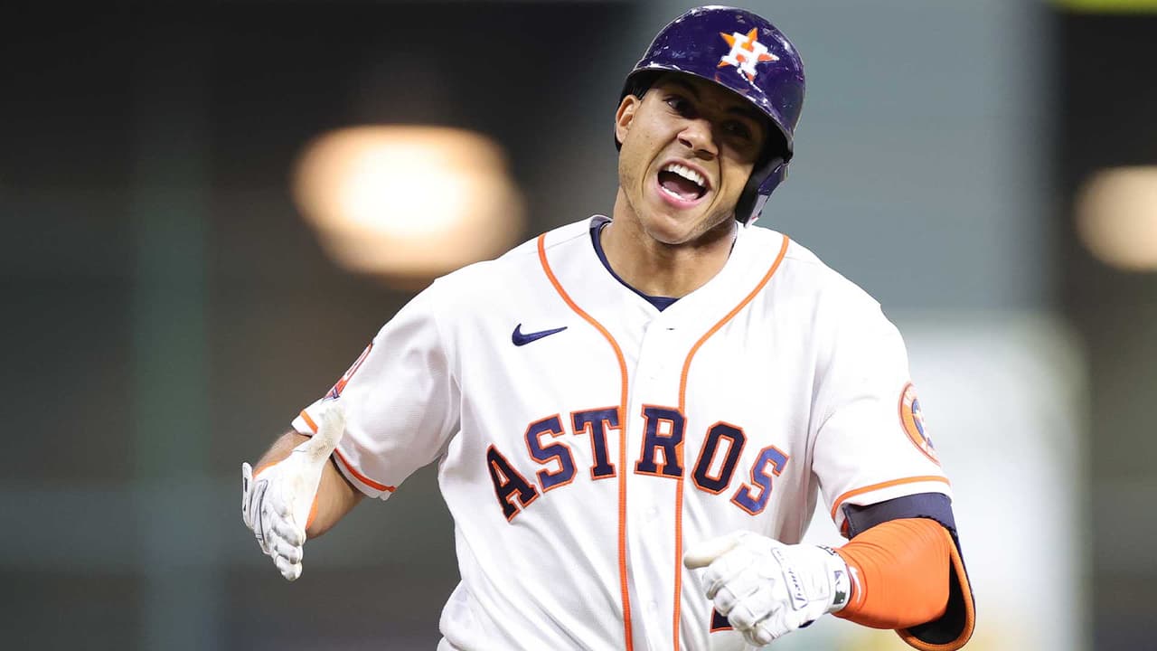 Jeremy Peña amplió la ventaja a 4 carreras gracias a su jonrón en solitario.