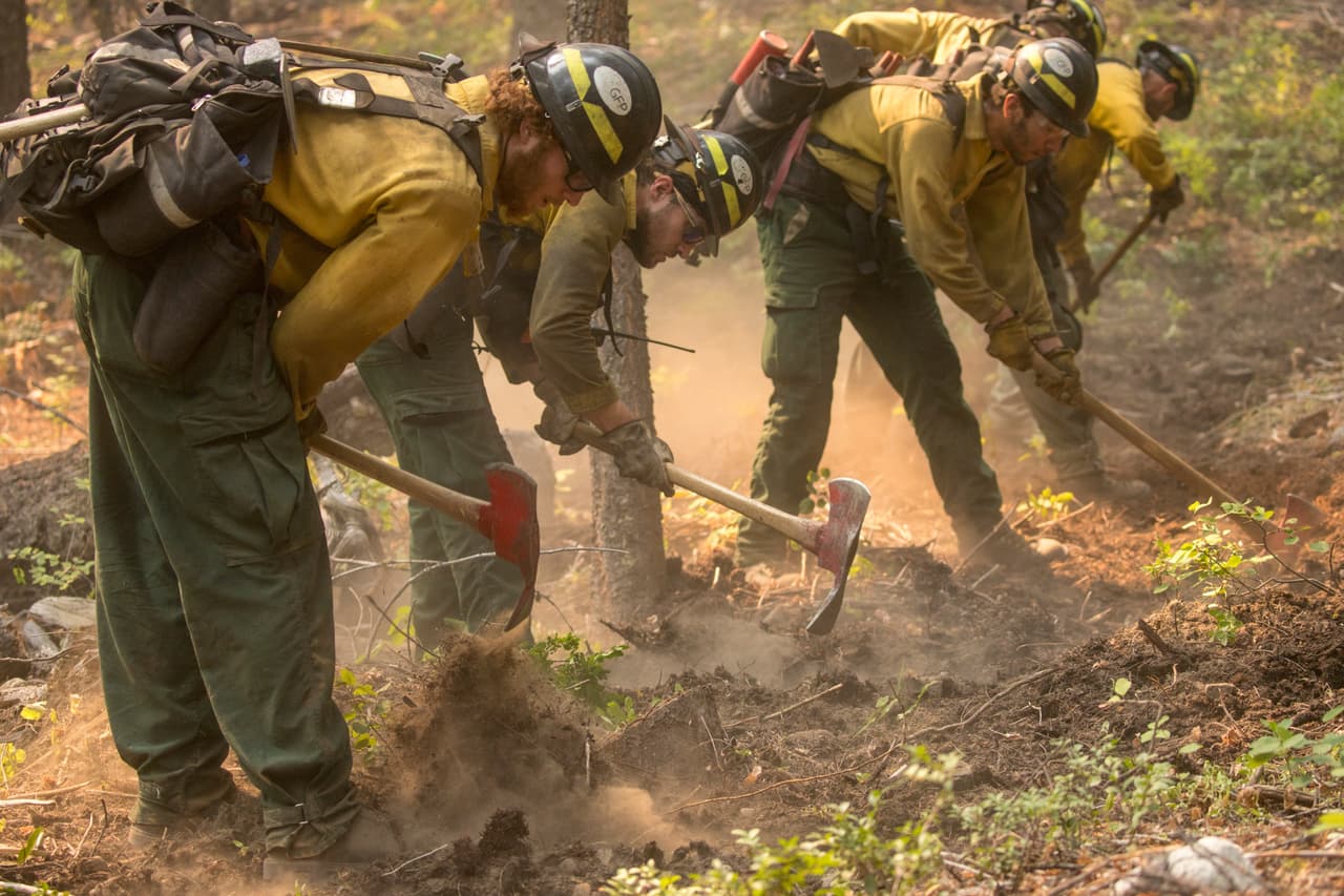 En las tareas de contención, los bomberos crean líneas 'cortafuegos' para detener el avance de las llamas.