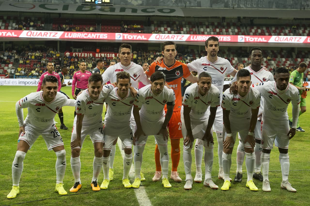 Después de adeudos con jugadores y un mal año futbolístico, Veracruz desciende y paga 120 millones de pesos para permanecer en Primera División. Fidel Kuri reaccionó: “Si me preguntas si estoy llorando (por pagar para no descender), pues no; al contrario, me beneficia. De que no deber ser, no debe ser, pero así lo hicieron, lo aprobaron… lo aprobamos todos”.