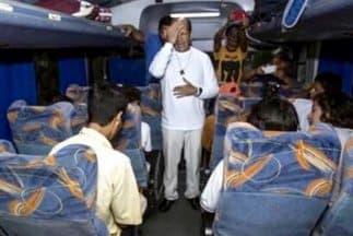 La salida de la Caravana con el sacerdote Alejandro Solalinde. (Imagen tomada de Twitter).