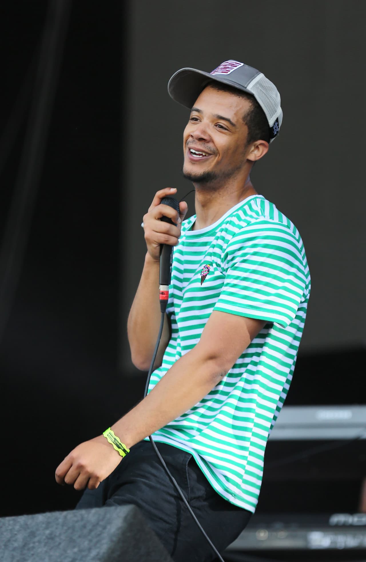 Otro de los cantantes que promete robarte el corazón es Jacob Anderson.