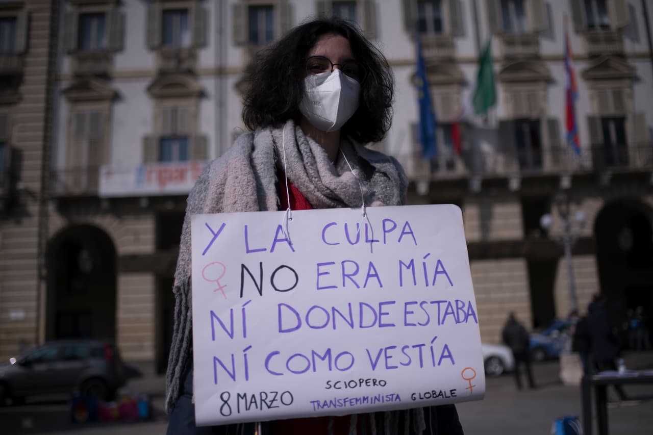 <b>“Y la culpa no era mía, ni dónde estaba, ni cómo vestía”,</b> un cartel en Turín, Italia.