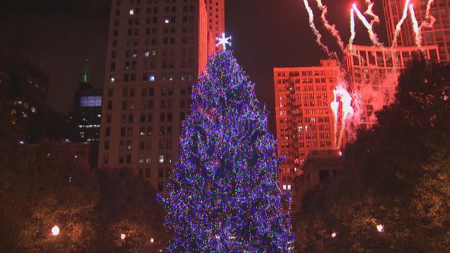 <h3 class="cms-H3-H3"><b>Árbol de Navidad en Millennium Park</b></h3>
<br>El árbol de Navidad número 109 de la Ciudad 
<a href="https://www.univision.com/local/chicago-wgbo/navidad-chicago-ceremonia-encendido-arbol-millennium-park" target="_blank">se encendió en Millennium Park el pasado 18 de noviembre</a>. El árbol y las luces estarán encendidos hasta el próximo 8 de enero. Si quieres revivir el momento del encendido del árbol, puedes verlo en 
<a href="https://www.facebook.com/watch/live/?ref=search&v=1123284944989114" target="_blank">la transmisión en vivo</a> que hicimos.