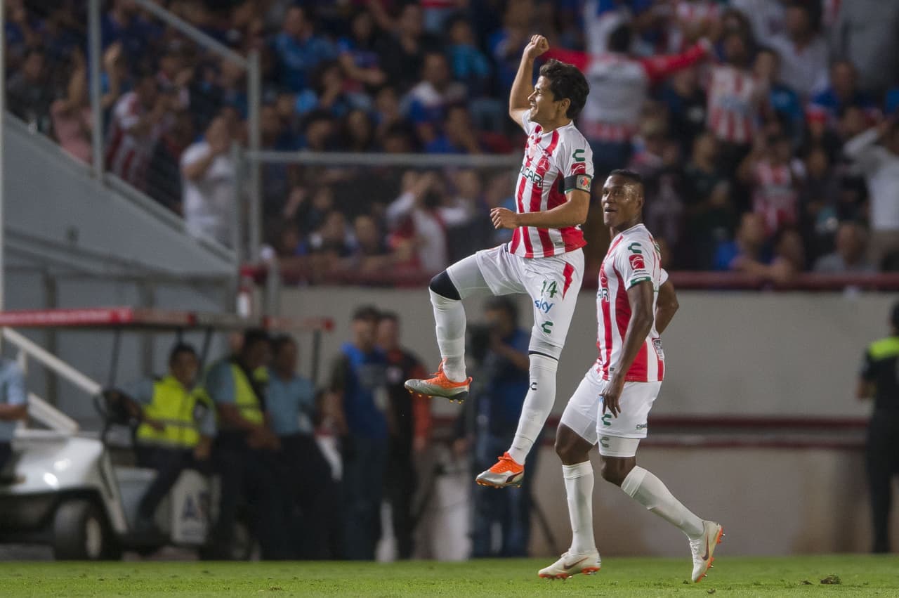 Necaxa celebró en grande la victoria que le permite salir de la parte baja de la tabla general.