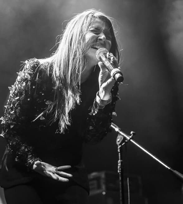 Esta chica ha demostrado que su energía sobre el escenario no tiene límites.