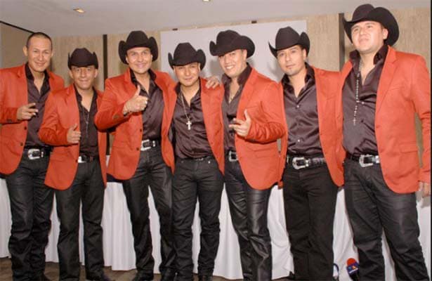 K-Paz de la Sierra y 
<b><a href="http://www.univision.com/temas/allisson-lozz">Allisson Lozz</a></b> hicieron un dueto para formar la canción 'Al diablo con los guapos' y así ponerle todo el ritmo a la exitosa historia. ¿Qué canción de estas telenovelas es tu favorita?