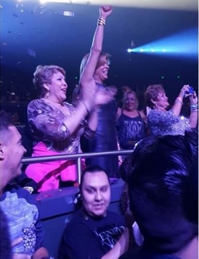 La que gozó al máximo con la presentación de su amada hija fue la mamá de JLo, a quien en todo momento se le vio bailar y cantar al ritmo de los pegajosos temas.