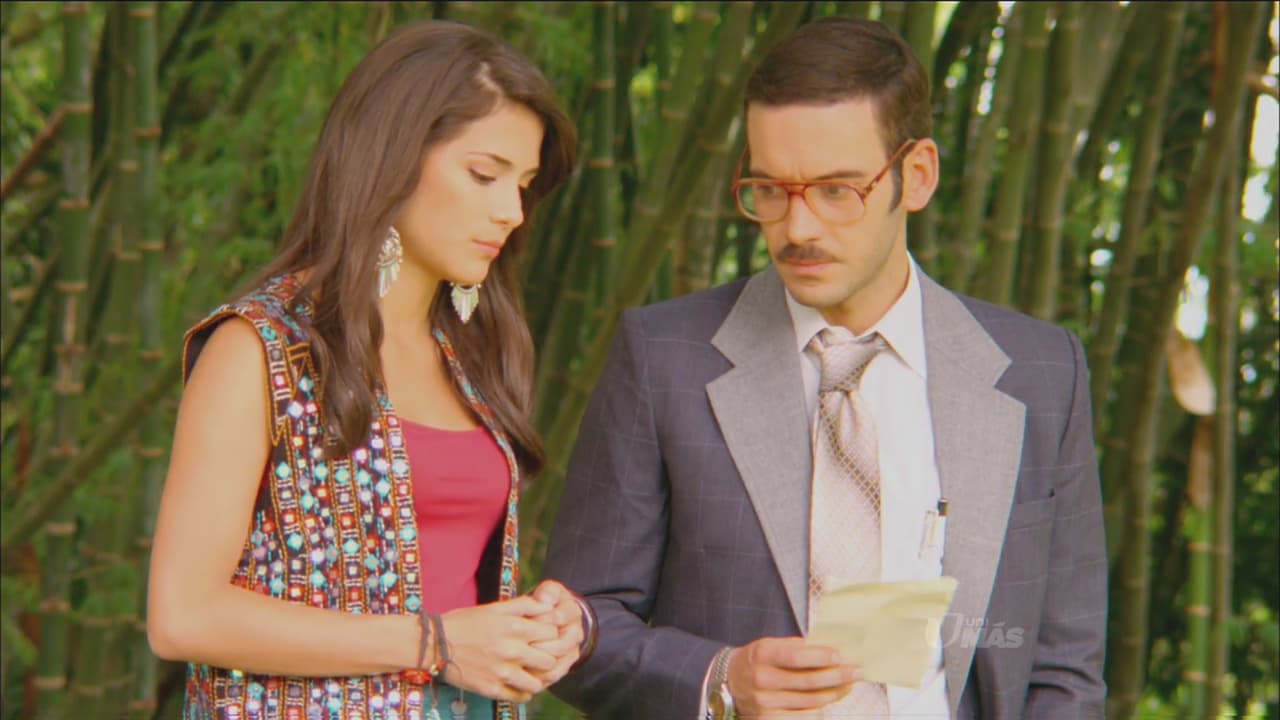 Álvaro sigue buscando la ayuda de Pilar para acercarse a Helena.