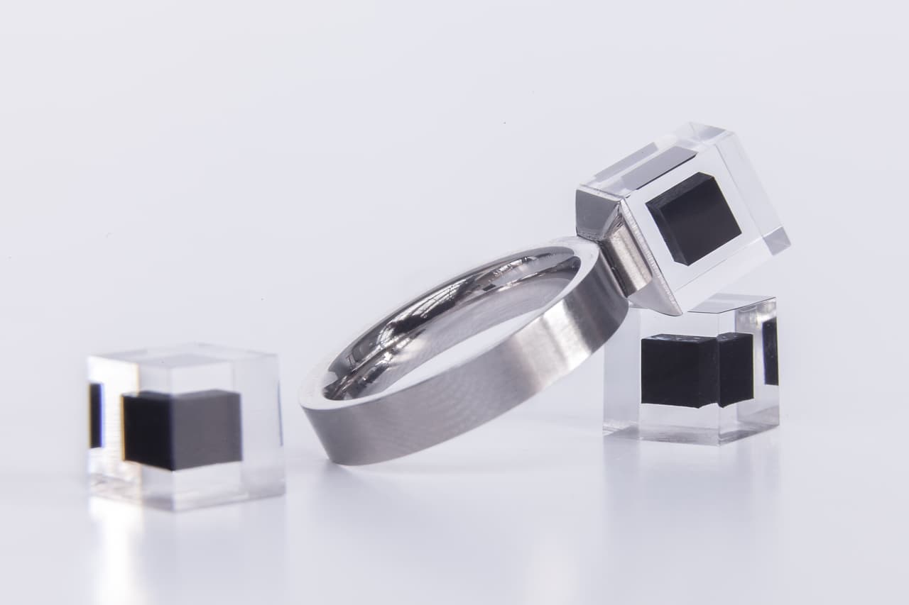 Cada una de estas gemas negras contribuye a limpiar 1,000 metros cúbicos de aire. Quienes deseen una de estas peculiares joyas pueden participar de la
<a href="https://www.kickstarter.com/projects/1777606920/the-smog-free-tower" target="_blank">campaña de crowdfunding<b> </b></a>que financia el proyecto.An air purifier the size of a building is sucking up China’s smog and turning it into jewelry