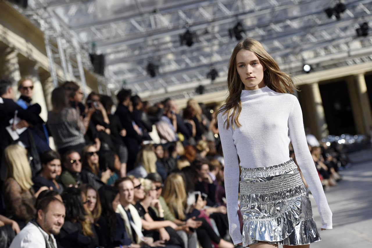 Mezcla piezas brillantes y formales con otras muy informales y deportivas.