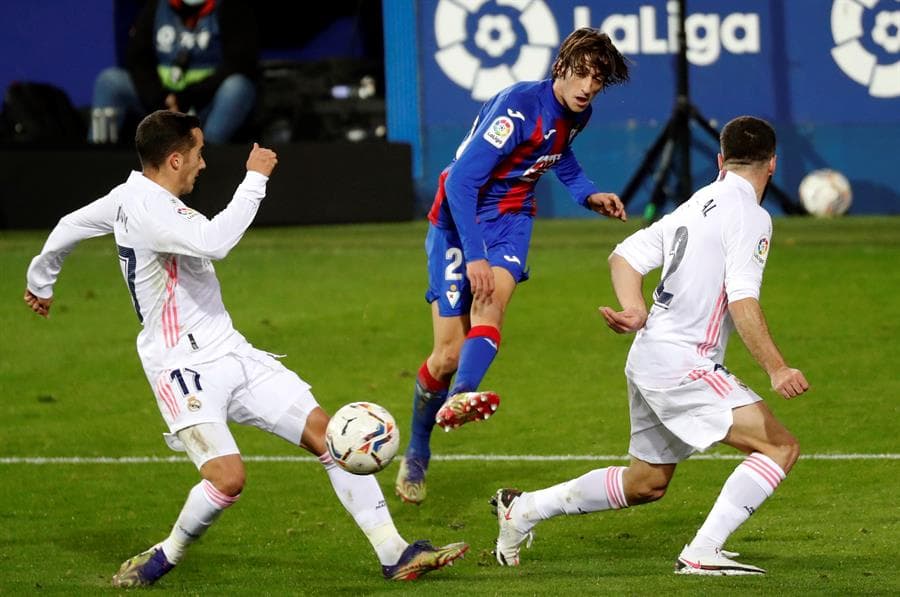 Real Madrid se impone ante el Eibar 3-1 en la Jornada 14 de LaLiga. Karim Benzemá abrió el marcador al minuto 6, cuando seguido cayó el gol de su compañero Luka Modric. Kike García, al minuto 28, anotaba el único tanto para los 'Armeros' y es hasta el minuto 92 cuando Lucas Vázquez pone la cereza en el pastel para el triunfo del equipo merengue.
