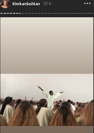 En una entrevista para la revista 
<b><a href="https://www.elle.com/fashion/celebrity-style/a27025445/kim-kardashian-interview-caroline-lemke-sunglasses/" target="_blank">Elle</a></b>, Kim habló de la importancia que tienen para su esposo estos 
<b>servicios religiosos</b>.