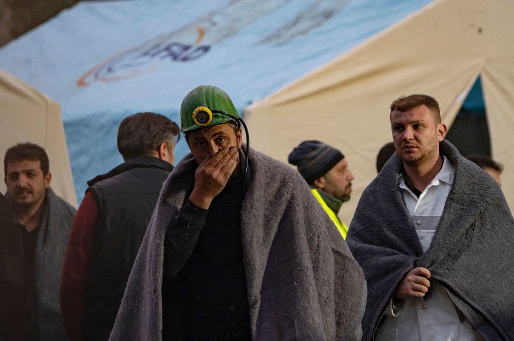 "Contabilizamos en total 40 muertos. 58 mineros pudieron salvarse por su cuenta, o fueron rescatados por los equipos", declaró el ministro del Interior, Suleyman Soylu, que viajó a la mina de Amasra, en la costa del mar Negro. Inicialmente se reportaron 40 víctimas y horas después el presidente turco, que llegó al lugar, anunció que se había recuperado un último cuerpo.