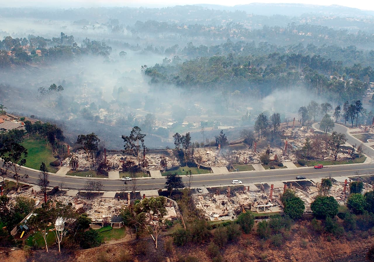 <b>Cedar</b>, octubre de 2003
<br>273,246 acres
<br>Condado San Diego
<br>Se determinó que este incendio fue ocasionado por alguna persona.