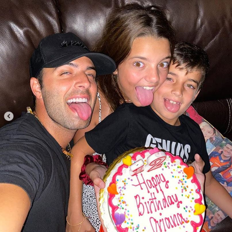 En algunas de las imágenes también aparece
<b> Nickolas </b>(8 años), 
<b><a href="https://www.univision.com/famosos/ay-esta-triste-gaby-espino-pide-ayuda-para-nicolas-su-hijo-con-jencarlos-canela-video">hijo que Canela tuvo con Espino. </a></b>
<br>