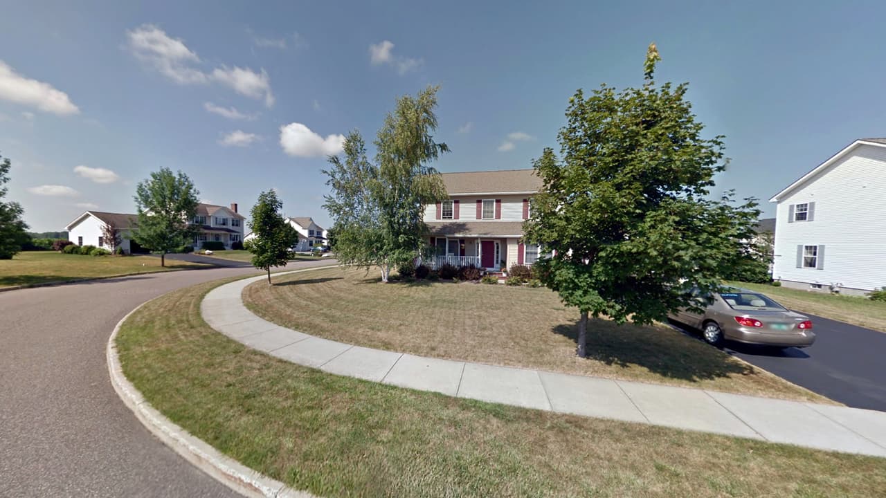 <b>Vermont: South Burlington. Población: 18,704. Ingreso promedio de un hogar: $66,728. </b>Ubicada a lo largo del lago Champlain, este lugar se encuentra junto a Burlington, la ciudad más grande de Vermont. Con acceso a varias universidades cercanas, como Champlain College y la Universidad de Vermont, la población cuenta con un alto nivel educativo. Hay una variedad de oportunidades de empleo en el área, incluido el Centro Médico de la Universidad de Vermont. Solo el 2.0% de los trabajadores en South Burlington estaban desempleados en 2017.
<br>