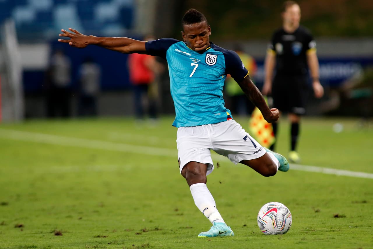 Ecuador adelantó líneas en la segunda mitad y basaron su ataque en centros.