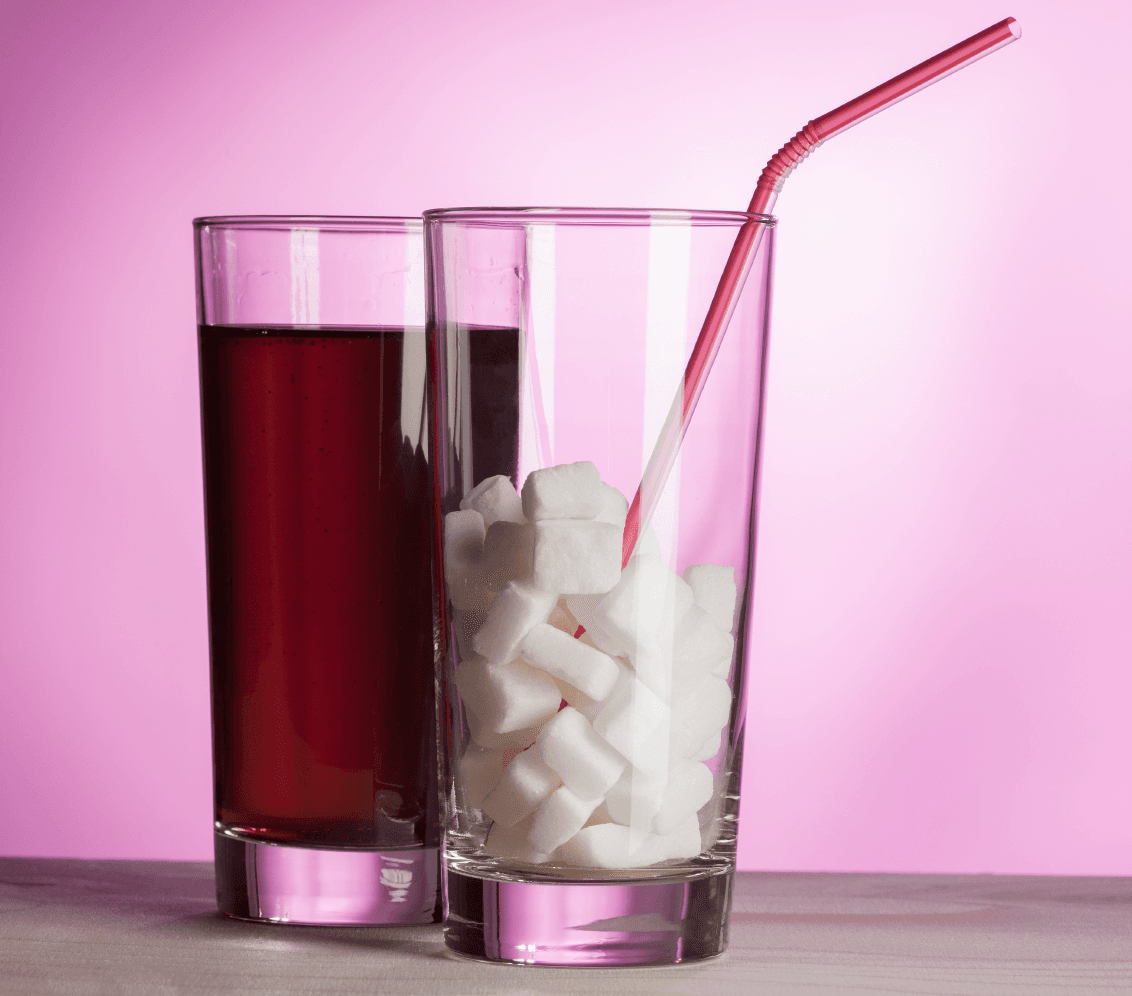 Asimismo, los zumos de frutas, refrescos y batidos contienen altas cantidades de fructosa y no deberías optar por ellas para saciar tu sed.