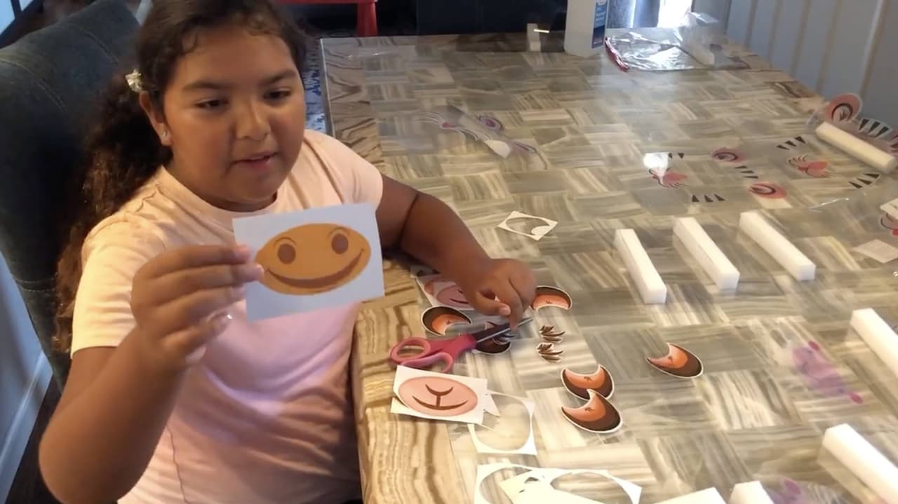 Esta niña, de Los Ángeles, sacó su talento como emprendedora y creó protectores faciales para que los niños se protejan durante la pandemia con mucho estilo y creatividad.