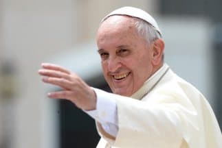 El Papa Francisco decide caminar hasta el dentista