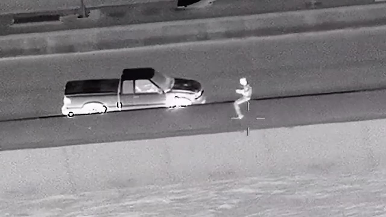 Tras persecución, policías del centro de Florida rescatan a hombre que amenazaba con saltar desde un puente