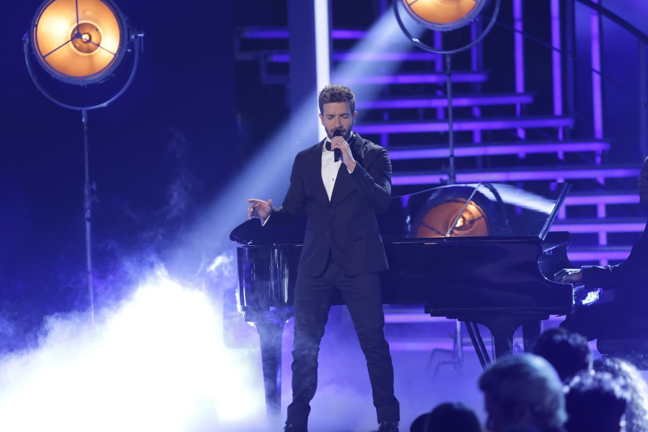 El cantautor español fue parte del desfile en trajes de gala de las finalistas, y se robó todas las miradas y suspiros de las bellas.