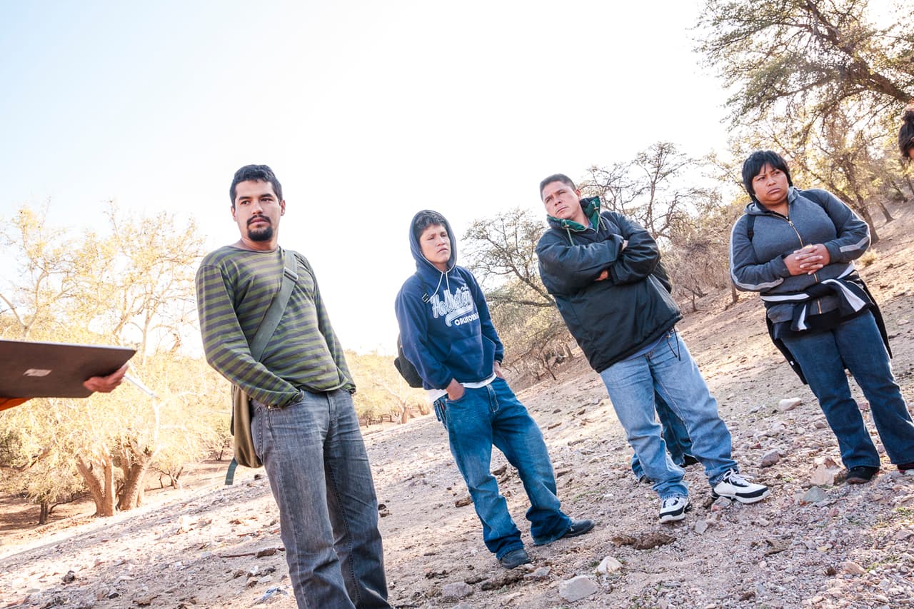 Martínez junto a un grupo de migrantes en el sector Arroyo Mariposa, en la ruta migrante desde Centroamérica hacia México.